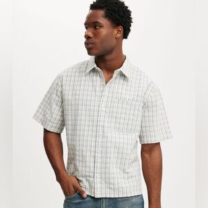 NWT Cotton On Men’s Darcy shirt sleeve button- up shirt size Small